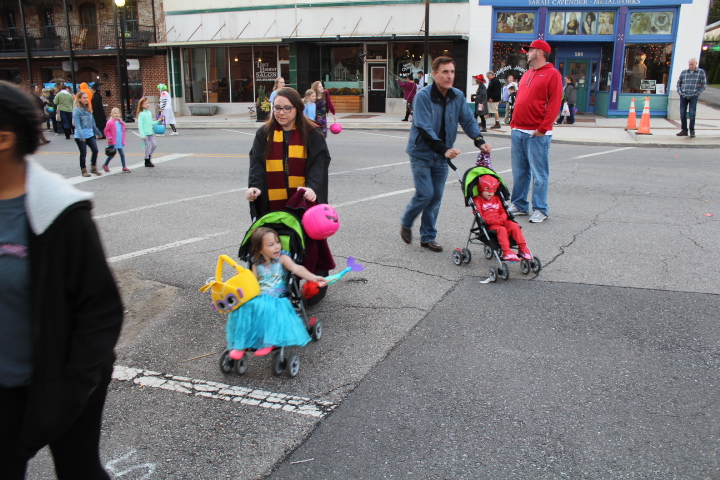 See Pictures And A Video From Trick Or Treat On Main Street 2018 - Geek ...