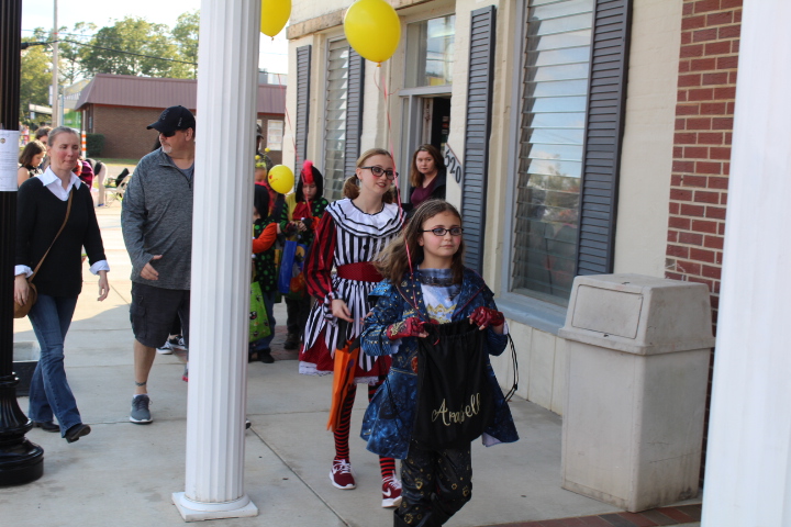 See Pictures And A Video From Trick Or Treat On Main Street 2018 - Geek ...