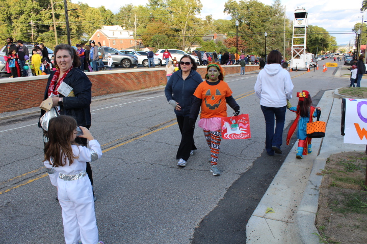 See Pictures And A Video From Trick Or Treat On Main Street 2018 - Geek ...