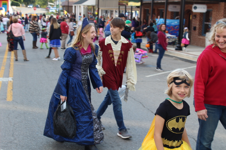 See Pictures And A Video From Trick Or Treat On Main Street 2018 - Geek ...