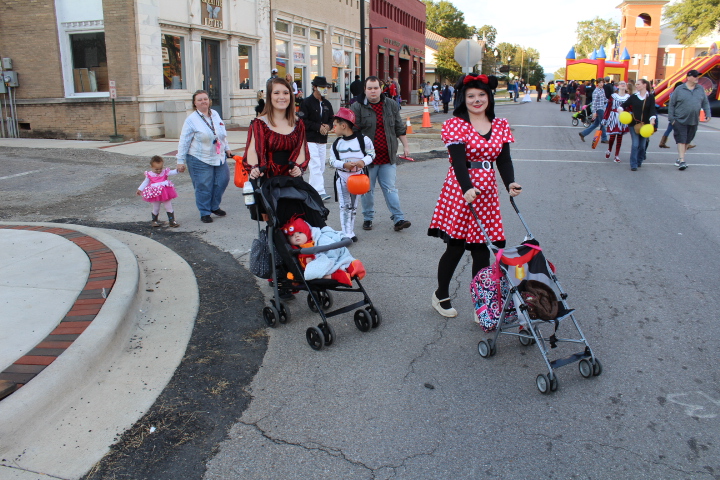 See Pictures And A Video From Trick Or Treat On Main Street 2018 - Geek ...